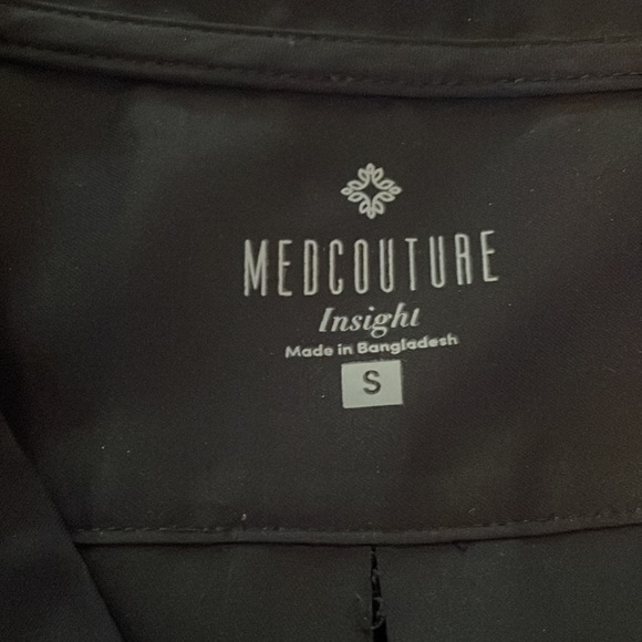 Black scrub top with front pockets - Picture 2 of 3